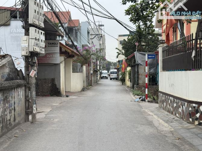 Cần bán lô góc 46,6m2 đất mặt đường xóm 2 Đông Dư, Phường Bát Tràng. Đường ô tô tránh