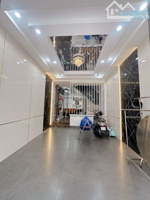 BÁN NHÀ MẶT TIỀN NGAY ĐỘC LẬP TÂN SƠN NHÌ 162.6m2 SD 4 TẦNG - 9. X TỶ