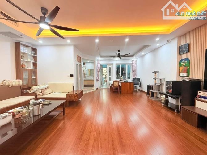 Bán nhà phố Vip trung tâm Thanh Xuân, ô tô, thang máy, gara, 50m2x 6t, giá chỉ hơn 16 tỉ