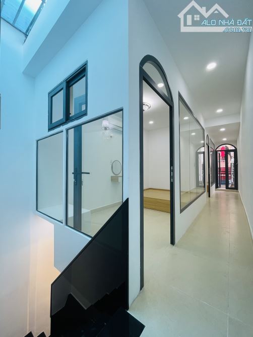 Bán nhà khu phân lô Quận 1- 30m2- Trệt Lầu Mới- Sổ hồng riêng hoàn công đủ- 4 tỷ x