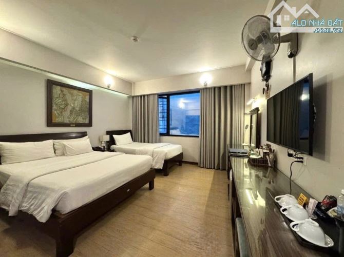 BÁN KHÁCH SẠN MẶT PHỐ NGUYỄN KHUYẾN, ĐỐNG ĐA - 139M² x 8T THANG MÁY - DÒNG TIỀN 190TR/TH