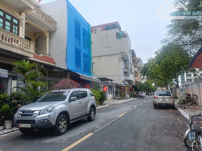 Hiếm, Vỉa hè KD, ô tô tránh, 2 thoáng, Phú Thượng 92.5m2 Đất, giá 25,5 tỷ