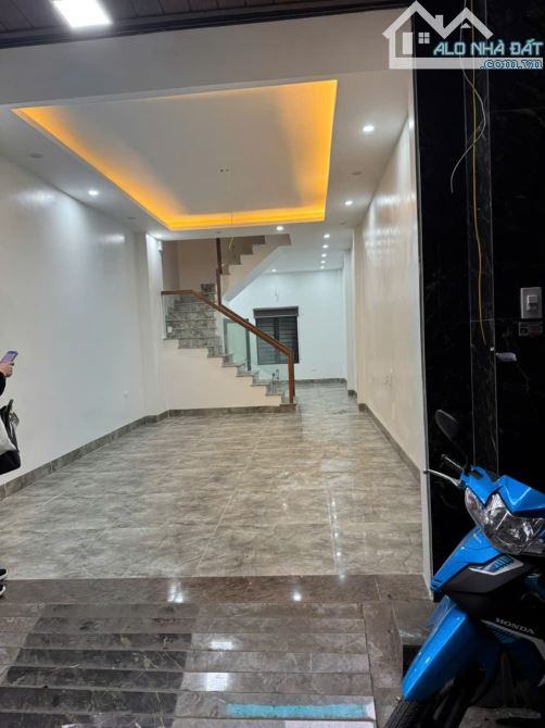 Cho thuê nhà 4 tầng ngõ 1160 Đường Láng, Đống Đa. Giá: 23tr - 1