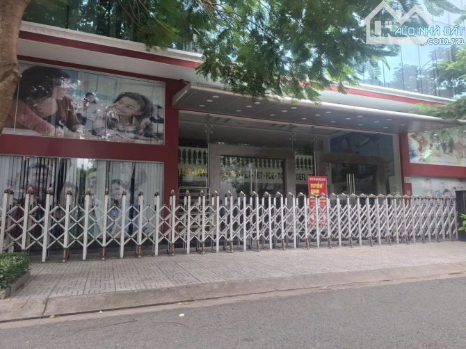 Bán toà nhà TT Ngoại Ngữ 422m2 đang hoạt động, ĐS19, KDC Đường 10, thị trấn Bến Lức - 1