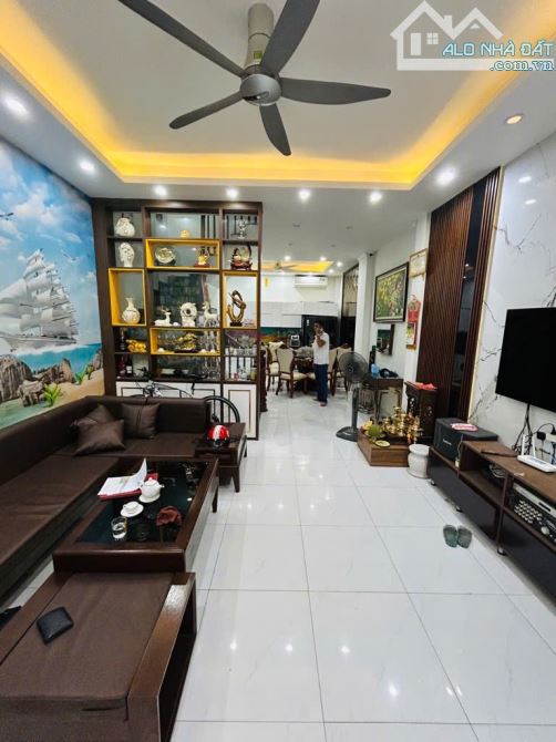 NHÀ ĐẸP PHỐ YÊN LẠC - Ô TÔ VÀO TẬN CỬA - 59m2/5 TẦNG - HƠN 15 TỶ CÒN TL TRỰC TIẾP VỚI CHỦ. - 1