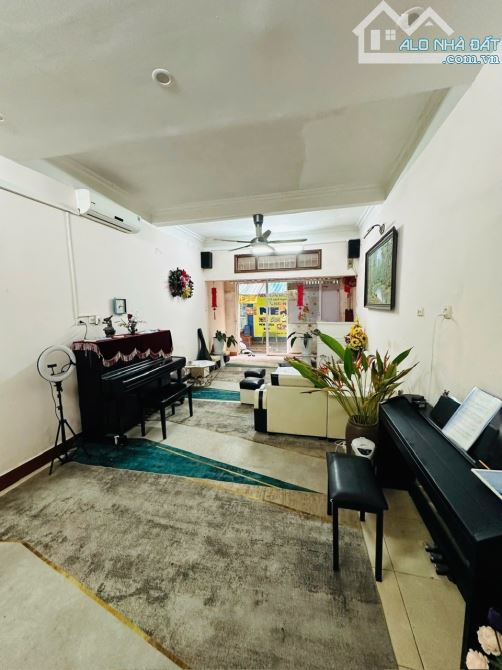 Bán gấp nhà phố Huỳnh Thúc Kháng, DT 55m2, 4t, Mt 4.2m, kinh doanh đỉnh. - 1
