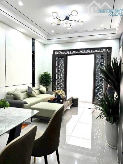 BÁN NHÀ- 45M,7 TẦNG TRUNG TÂM NGỌC LÂM NGUYỄN VĂN CỪ, ĐI BỘ RA CHỢ -20M RA PHỐ, THANG MÁY - 1