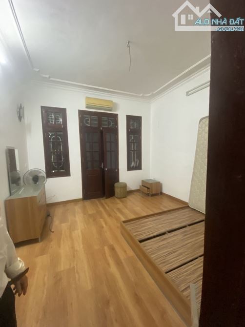 Cho thuê nhà ngõ 31 phố Trần Quốc Hoàn, Diện tích 35m2 x 4 tầng mỗi tầng 1 phòng 1 phụ - 1