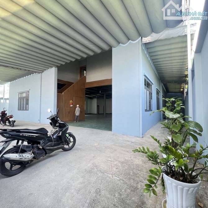 Cho thuê nhà xưởng 600m2 hẻm tải nền epoxy - 1