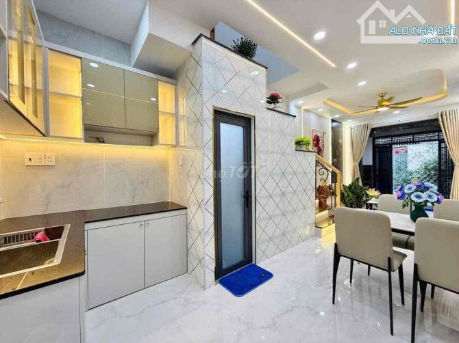 Bán cực gấp! Nguyễn Chí Thanh- 30m ra ô tô, ngõ ba gác, dân xây - 1