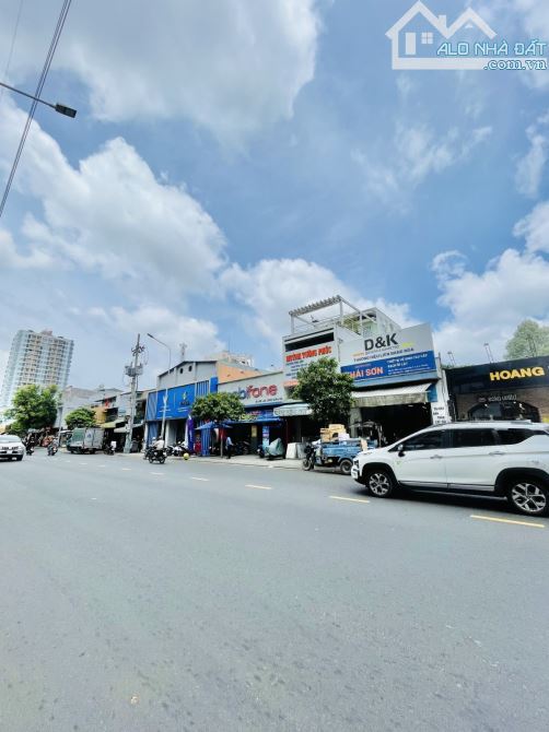 Mặt tiền kinh doanh ngay Đầm Sen Lạc Long Quân P3 Quận 11 2 tầng 160m2 ( 10.5 x 15.5 ). - 1