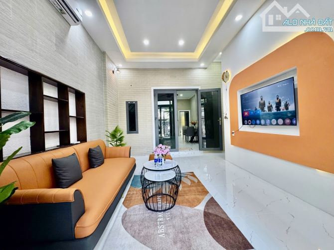 Bán nhà mặt tiền đường 1 trệt 2 lầu, tặng full nội thất mới - 1