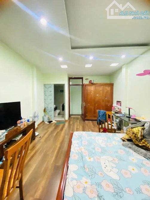 Nhà đẹp, đường thông thoáng, đủ tiện ích, chỉ 8,2 tỷ, ở Pháo Đài Láng - 1