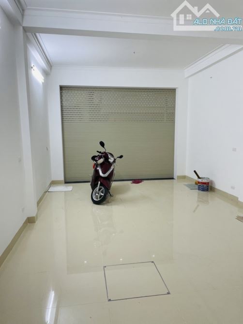 Phùng Khoang 6 tầng giá đầu tư, ô tô  tránh nhau - 1
