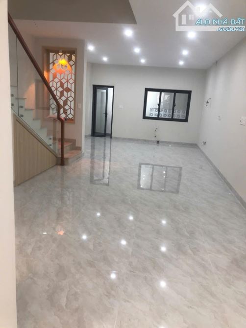 Cho thuê nhà khu dân cư bửu long 3   + hiện trạng nhà: 1 trệt 2 lầu, có sẵn 5 máy lạnh  + - 1