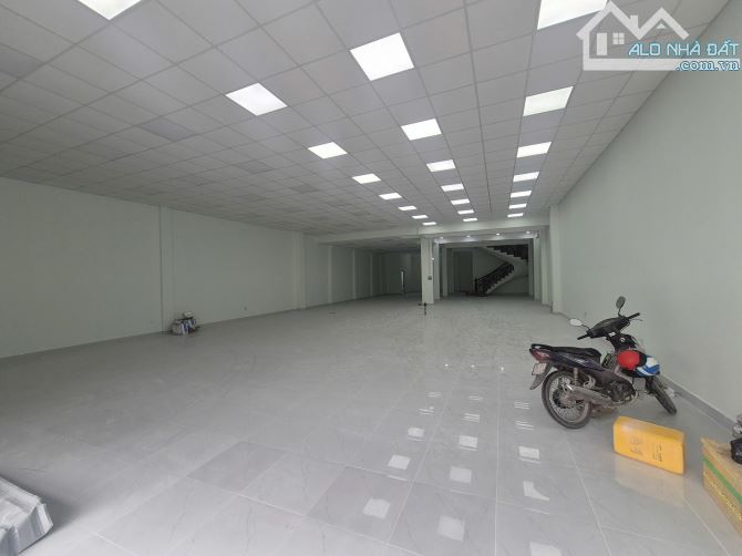 Cho thuê nhà nguyên căn 400m2, có sân rộng 6m, vị trí đẹp, QL50 P5Q8, thuê KD tự do - 1