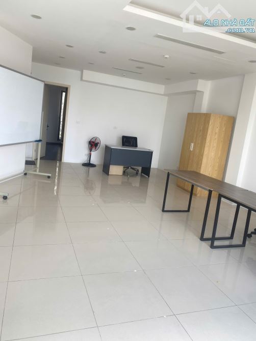 Cho thuê văn phòng tại khu đô thị Văn Phú, 100 m2, gồm 2 phòng làm việc, vị trí trung tâm - 1