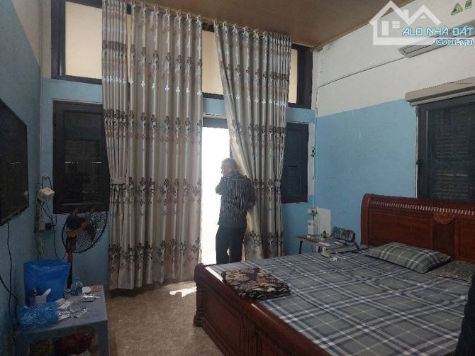 NHÀ 3  TẦNG LÔ GÓC - 2 MẶT THOÁNG 20 m Ra ô tô đỗ - - 1