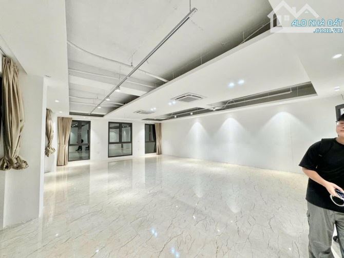 Cho thuê văn phòng Chùa Láng 120m2 chỉ 18tr bãi oto cách 3 bước chân lô góc - 1
