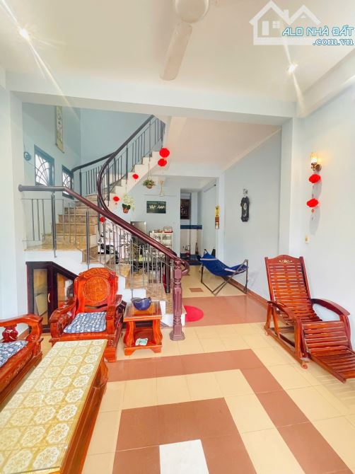 Cần bán nhà góc hẻm Hà Thanh, nhà 3 tầng kiên cố ban công thoáng mát - 1