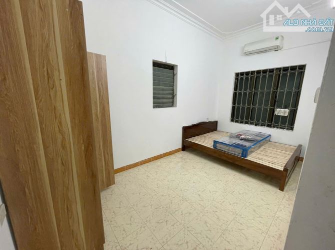 Cho thuê nhà ngõ ba gác đường Láng Đống Đa 35m x 4 tầng, giá 12tr/tháng - 1