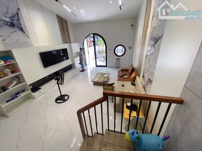 Sát Đại Học Duy Tân  mặt tiền Vũ Lập đường lớn 7.5m có ngay nhà gác lửng  👉🏡 dt 100m2(5× - 1