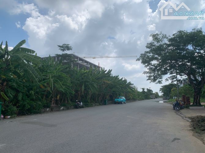 Bán 2 nền liền kề 5x20 , 2 nền là 200m2, đường 10m, xây dựng 1 trệt 2 lầu +sth, KDC 13E - 1