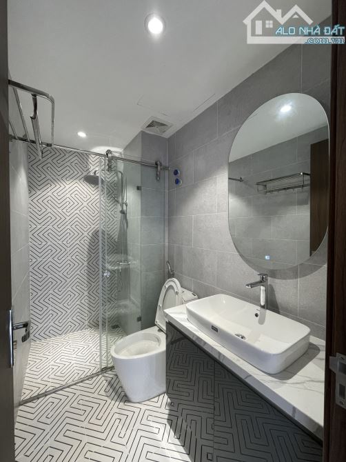 Nhà mới Văn Chương quận Đống đa: 6T, thang máy, sát phố, ô tô con lùi đến cửa - 9.3 tỷ - 2