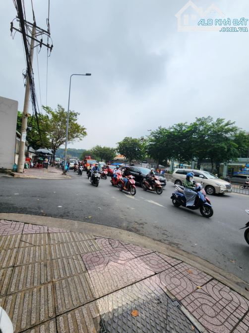 BÁN SHOPHOUSE MẶT TIỀN HOÀNG MINH GIÁM – P.9, PHÚ NHUẬN. 8 căn shophouse – thu 2 tỷ/năm. - 2