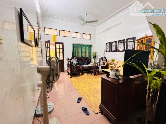 BÁN NHÀ 4T GẦN PHỐ NGUYỄN ĐÌNH THI THÔNG THUỴ KHUÊ TÂY HỒ DT 70M2 MT 4.5M 17 TỶ - 2