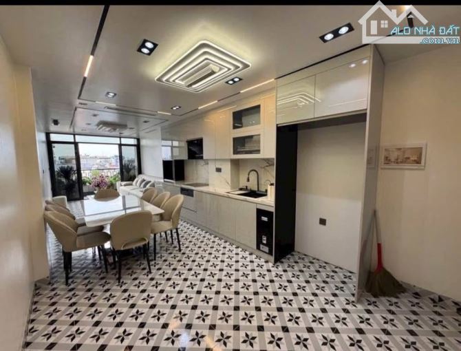 BÁN NHÀ- 45M,7 TẦNG TRUNG TÂM NGỌC LÂM NGUYỄN VĂN CỪ, ĐI BỘ RA CHỢ -20M RA PHỐ, THANG MÁY - 2