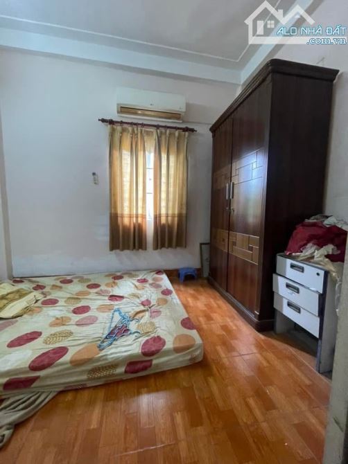 NHÀ 2 TẦNG DÂN XÂY KIÊN CỐ - 20 m RA ĐƯỜNG Ô THÔNG SANG NGỌC THUỴ - 40 M NGÕ Ô TÔ ĐỖ CỬA - 2