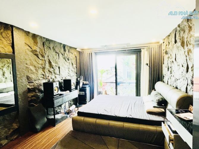 Hiếm ! Bán nhà 5 tầng Giang Biên DT:40m2 , ngõ nông , ô tô đỗ cửa . Giá :7,x tỷ - 2