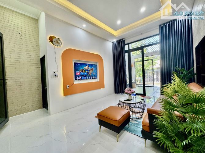 Bán nhà mặt tiền đường 1 trệt 2 lầu, tặng full nội thất mới - 2