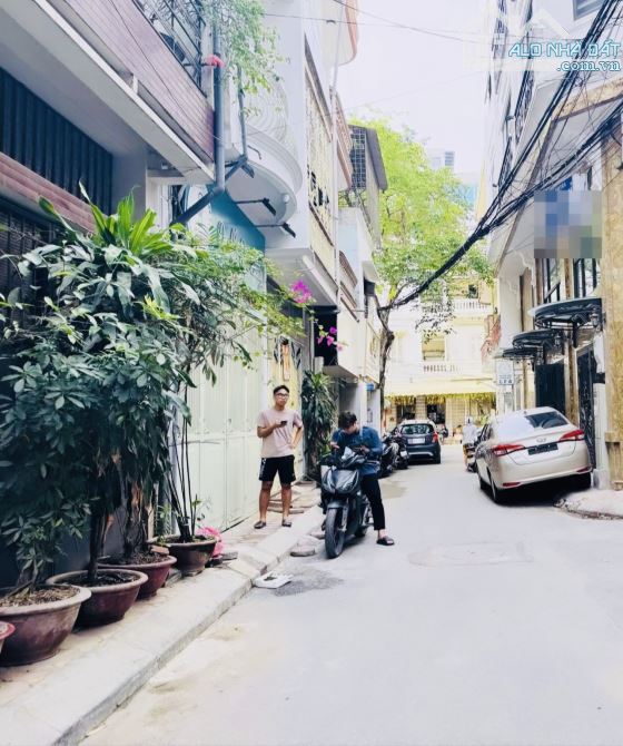 . Bán nhà Nguyên Hồng , phân lô ô tô đỗ cửa, ô tô vào nhà, cách 1 nhà ra mặt phố, DT 50m2 - 2