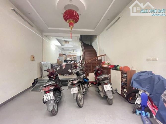 cần bán NHÀ đổi sang chung cư - Trung tâm làng Phú Diễn - 20.2 tỷ- 215m2 - có dòng tiền - 2