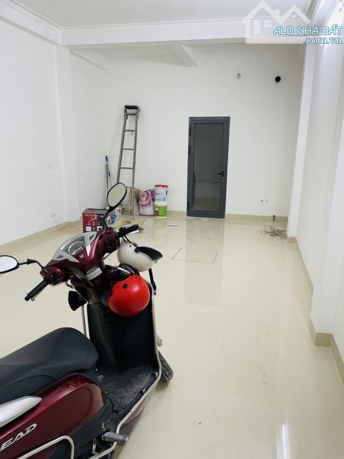 Phùng Khoang 6 tầng giá đầu tư, ô tô  tránh nhau - 2