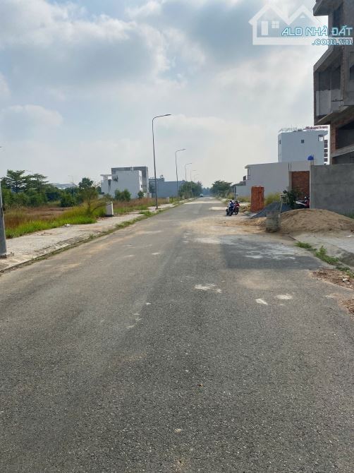 Đầu tư đất liền kề KCN Lê Minh Xuân 3 - Thổ cư full sổ- đơn giá chỉ từ 15triệu/m2 - 2