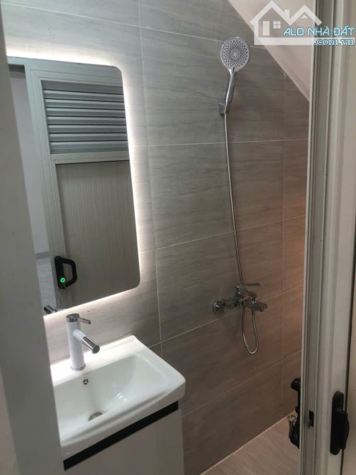 Cho thuê nhà khu dân cư bửu long 3   + hiện trạng nhà: 1 trệt 2 lầu, có sẵn 5 máy lạnh  + - 2