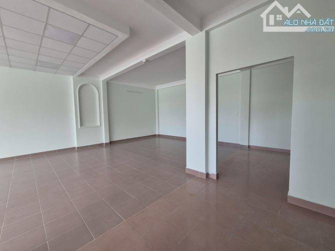 Cho thuê nhà nguyên căn 400m2, có sân rộng 6m, vị trí đẹp, QL50 P5Q8, thuê KD tự do - 2