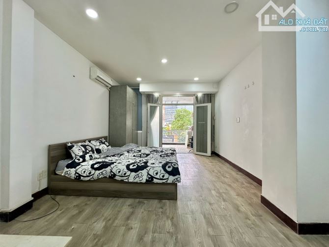 Căn hộ rộng ngay trung tâm quận 1, bancol tách bếp đón nắng, gần đại học Hoa Sen, UEH - 2