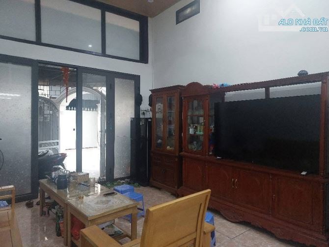 NHÀ 3  TẦNG LÔ GÓC - 2 MẶT THOÁNG 20 m Ra ô tô đỗ - - 2
