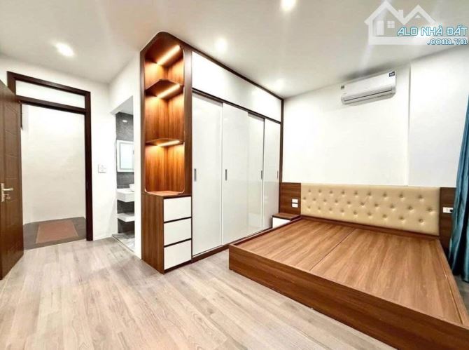Ô TÔ TRÁNH TT VIỆT HƯNG NGÕ THÔNG CÁCH NHÀ  10 m - 2