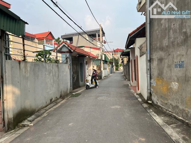 Cần tiền bán gấp mảnh đất đẹp đường thông ô tô tại trung tâm xóm 3 Đông Dư, Gia Lâm - 2