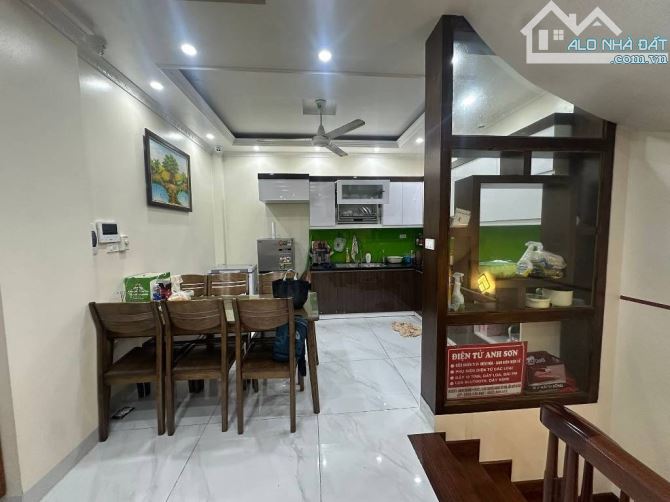 Bán nhà Nguyễn Khang, dt42m, mt4,1m, phân lô, ngõ thông, ô tô đỗ cửa, vừa ở vừa kinh doanh - 2