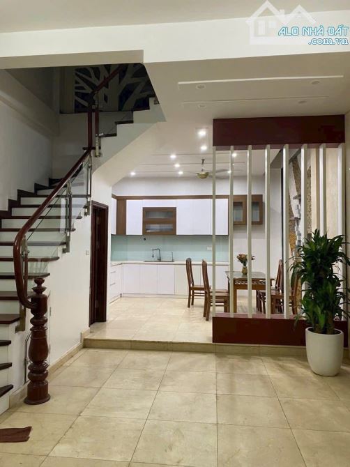 🏠DỊCH VỌNG - CẦU GIẤY, 43M x MT 4M, 60M RA BÃI Ô TÔ VÀ RA PHỐ, SÂN ĐỂ XE RỘNG - 2