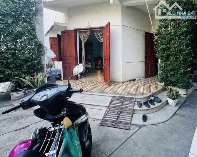 BÁN NHÀ 3 TẦNG (cũ), MT ĐƯỜNG MÊ LINH, 180M2, NGANG 11M, GIÁ 18,5 TỶ. CN19.8 - 2