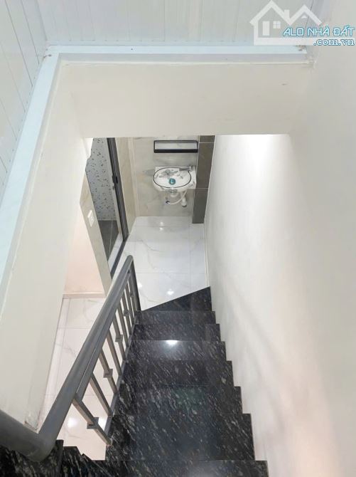 Nhà góc mới 2 tầng hẻm thẳng 136 Nguyễn Thị Tần P2Q8. Giá: 2.98 tỷ - 2