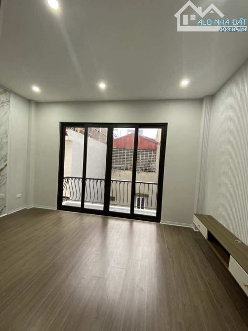 VƯƠNG THỪA VŨ - PHÂN LÔ - Ô TÔ ĐỖ CỬA - VÀO NHÀ- 6 TẦNG THANG MÁY - SẴN Ở NGAY - 50M2 X 6T - 2