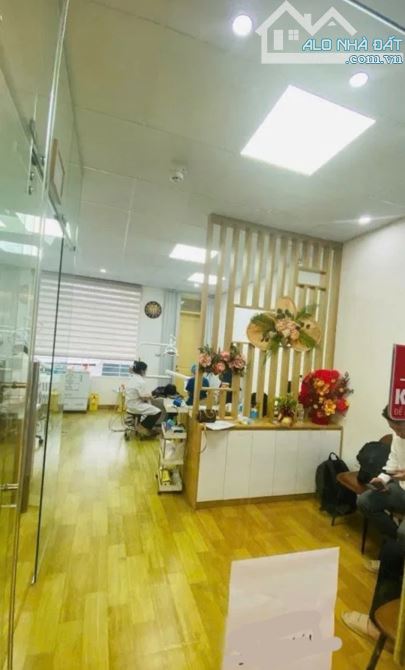 Bán nhà MẶT PHỐ Hoàng Ngân diện tích 68m2, 4 tầng Lô góc, Kinh doanh - 2
